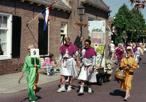 849809 Afbeelding van een gekostumeerde optocht in de Overstraat te Amerongen tijdens de viering van 700 jaar Amerongen.